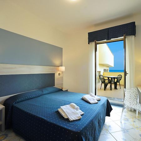 Hotel Delfino Laigueglia Bagian luar foto