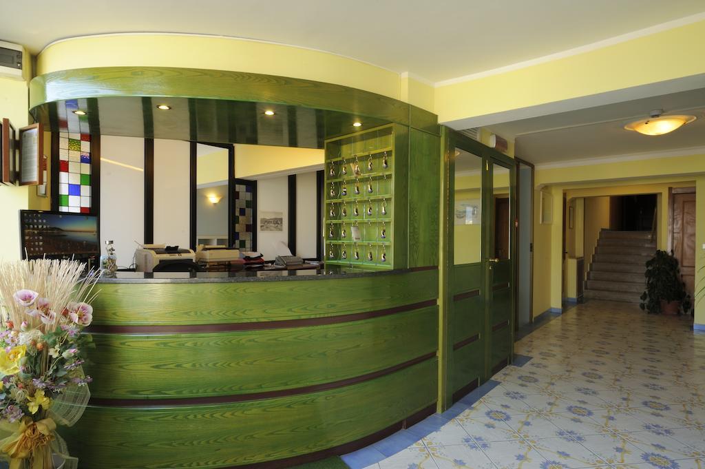 Hotel Delfino Laigueglia Bagian luar foto