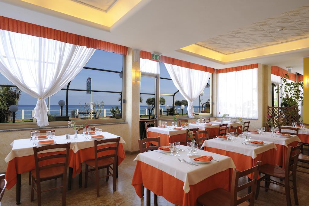 Hotel Delfino Laigueglia Bagian luar foto