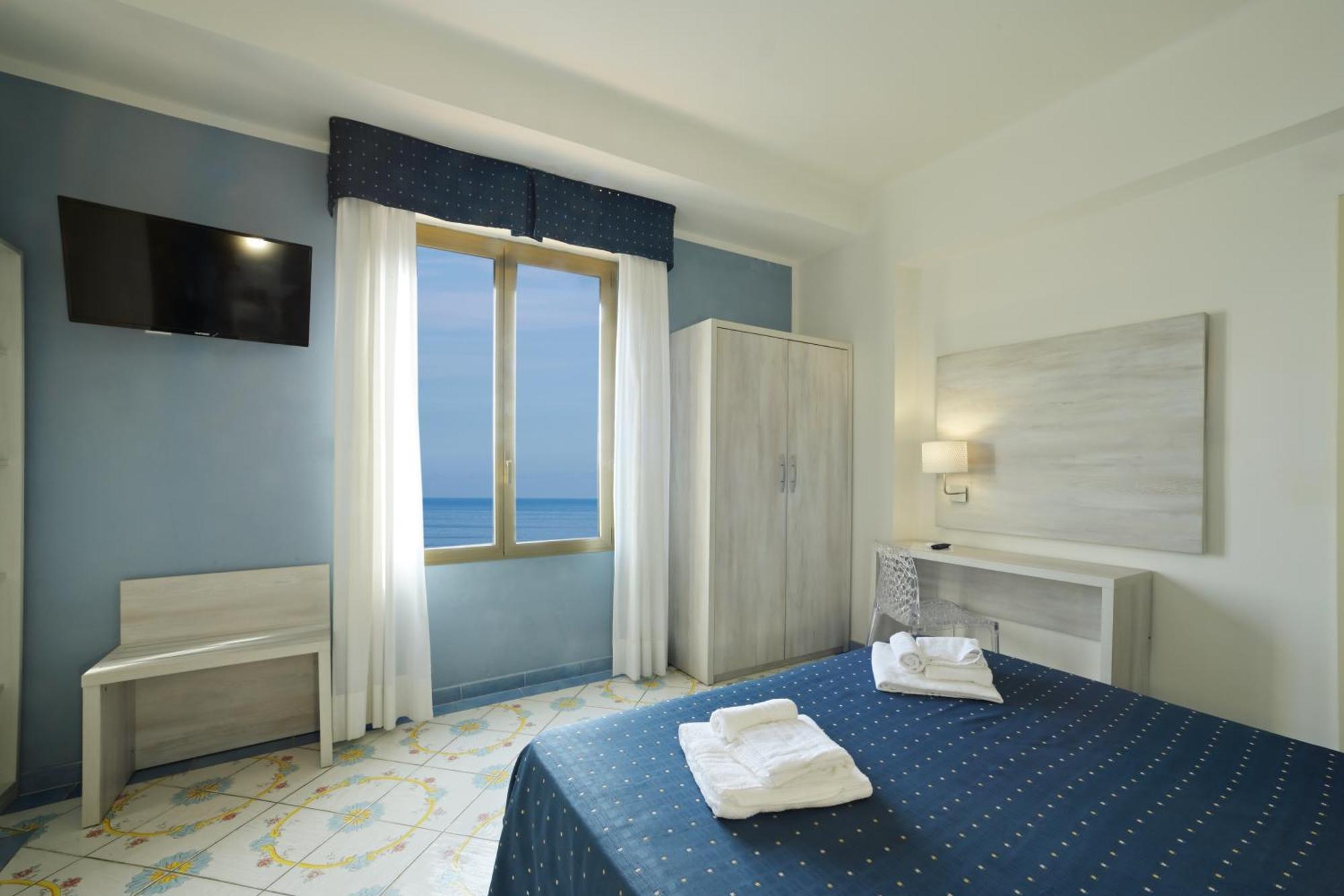 Hotel Delfino Laigueglia Bagian luar foto