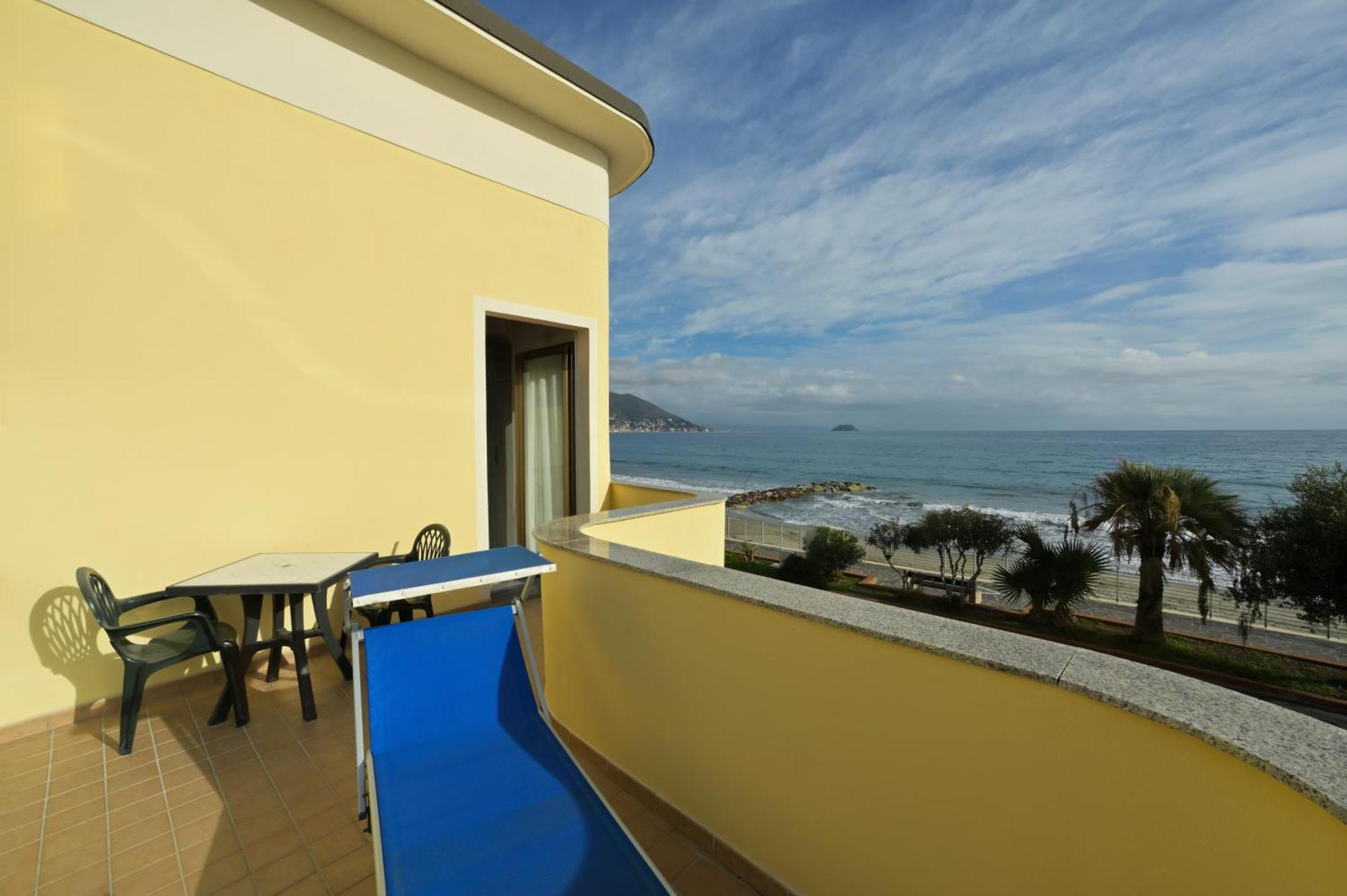 Hotel Delfino Laigueglia Bagian luar foto