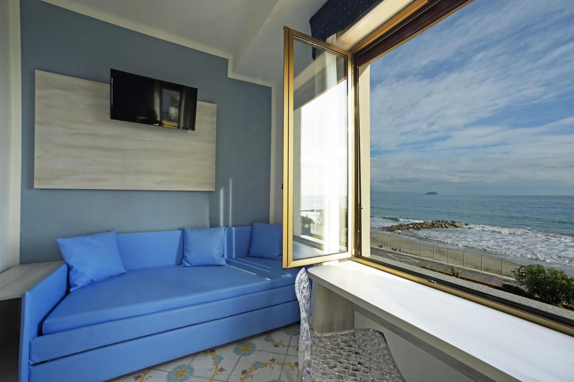 Hotel Delfino Laigueglia Bagian luar foto