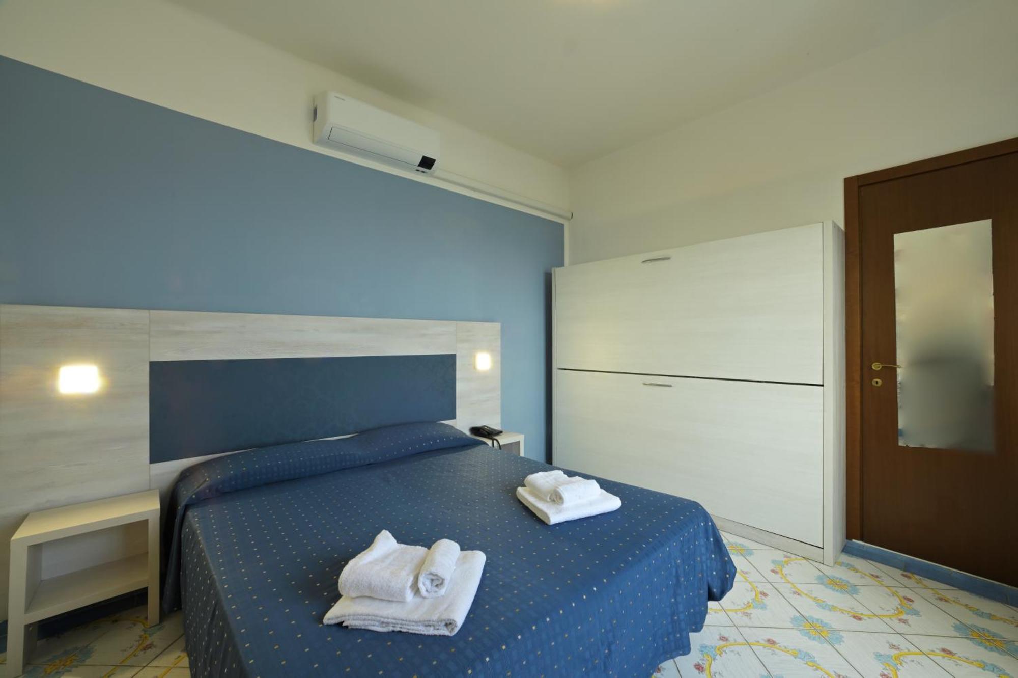 Hotel Delfino Laigueglia Bagian luar foto