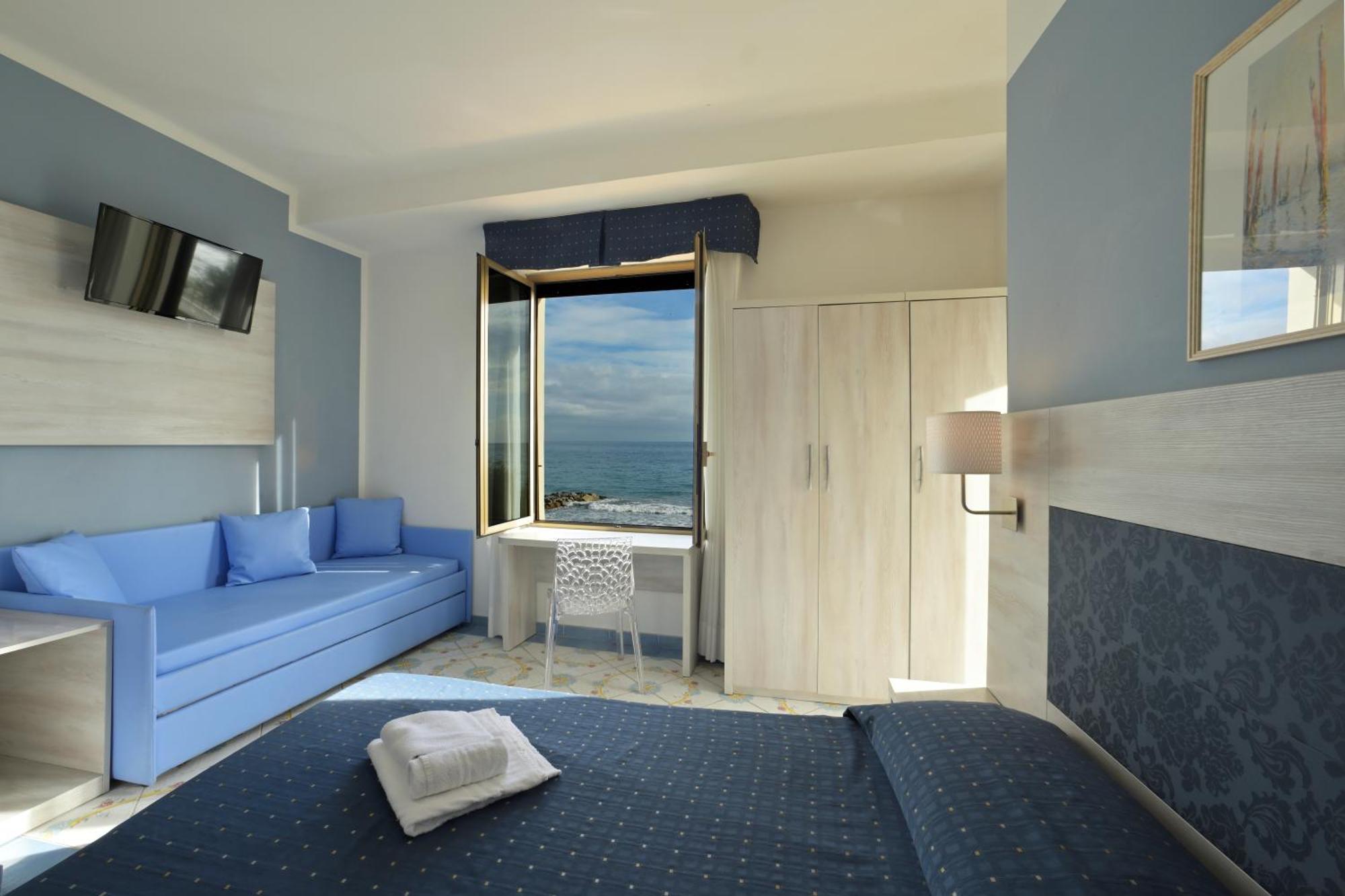 Hotel Delfino Laigueglia Bagian luar foto