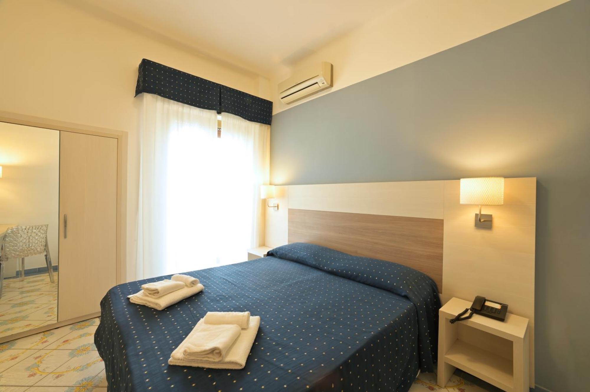 Hotel Delfino Laigueglia Bagian luar foto