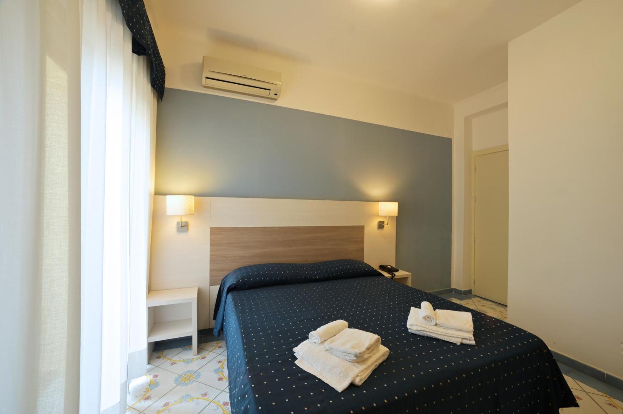 Hotel Delfino Laigueglia Bagian luar foto