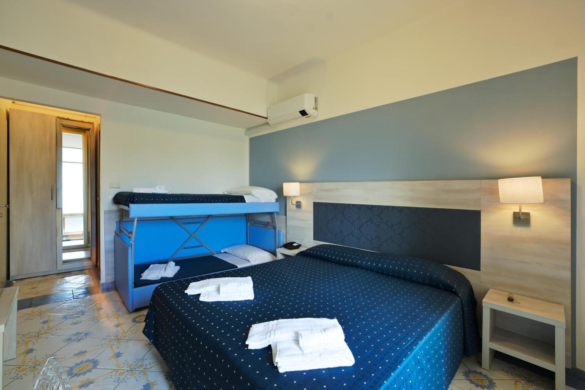 Hotel Delfino Laigueglia Bagian luar foto