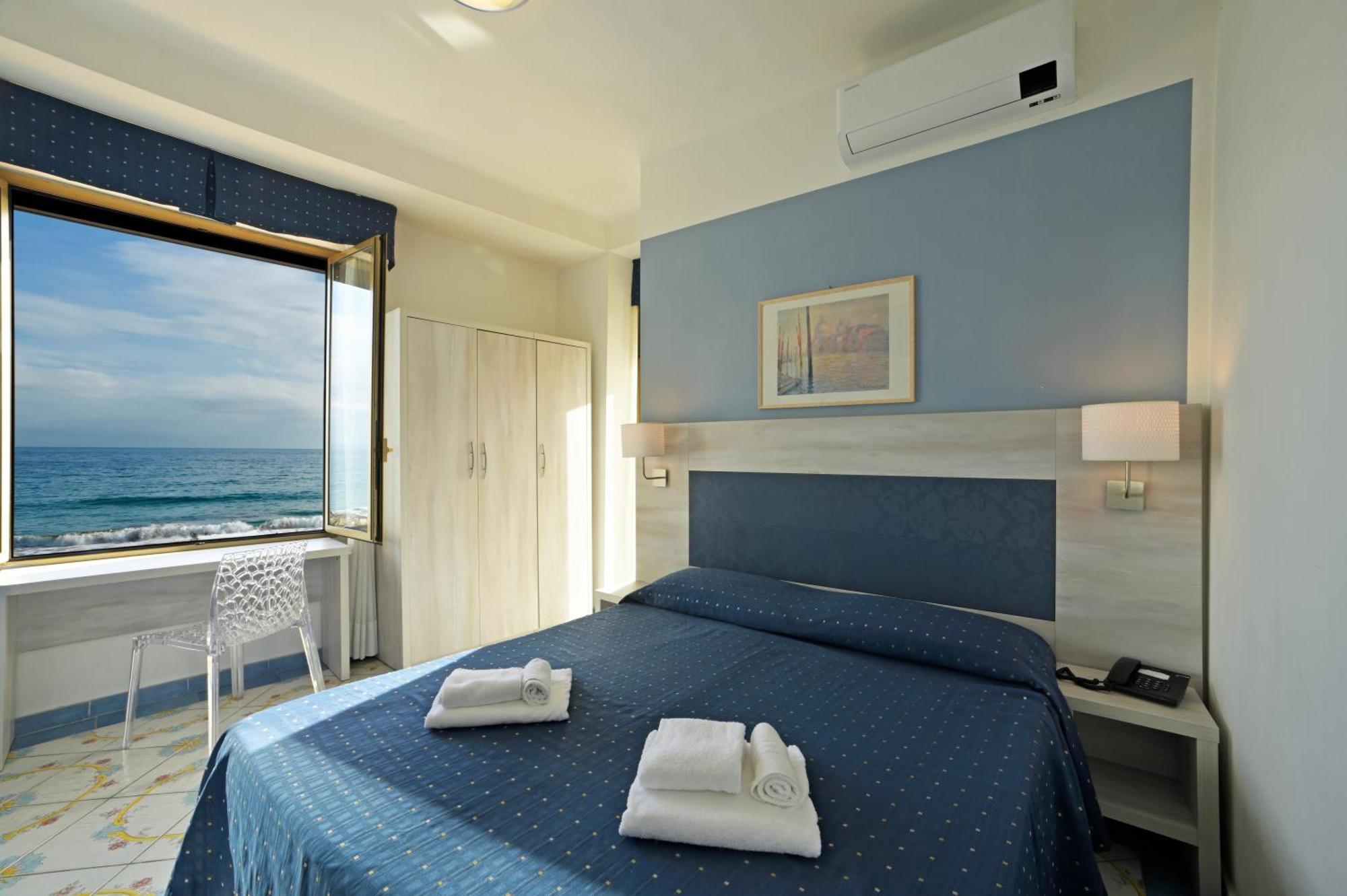 Hotel Delfino Laigueglia Bagian luar foto