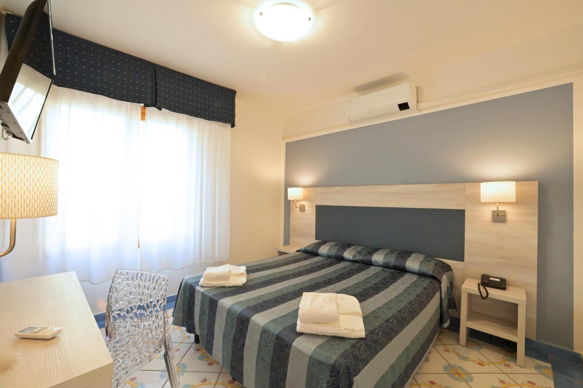 Hotel Delfino Laigueglia Bagian luar foto