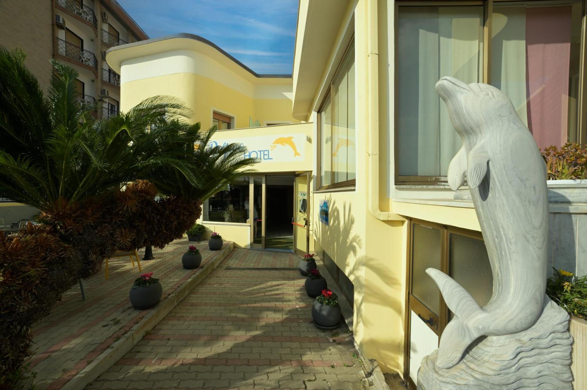 Hotel Delfino Laigueglia Bagian luar foto
