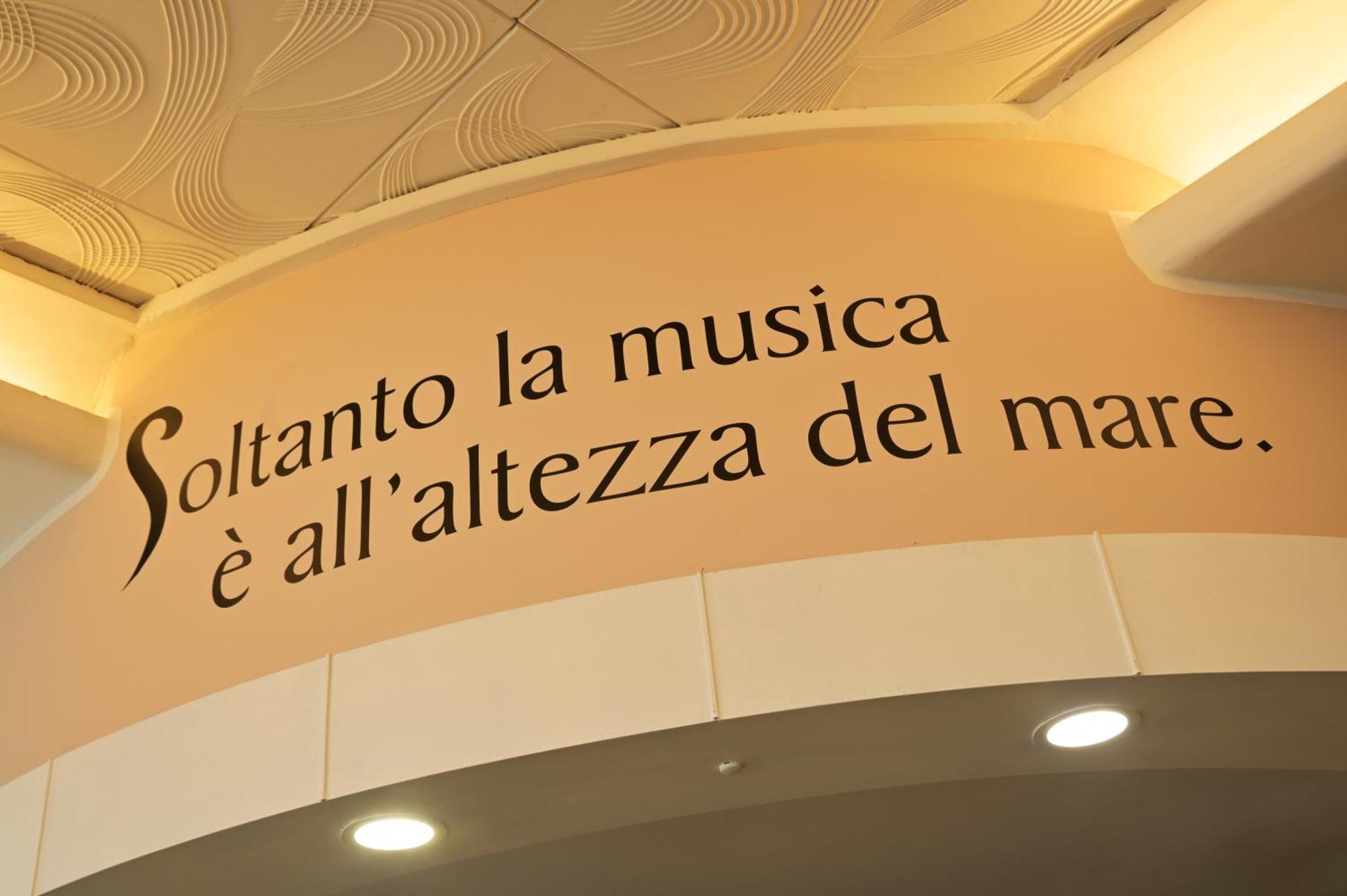 Hotel Delfino Laigueglia Bagian luar foto