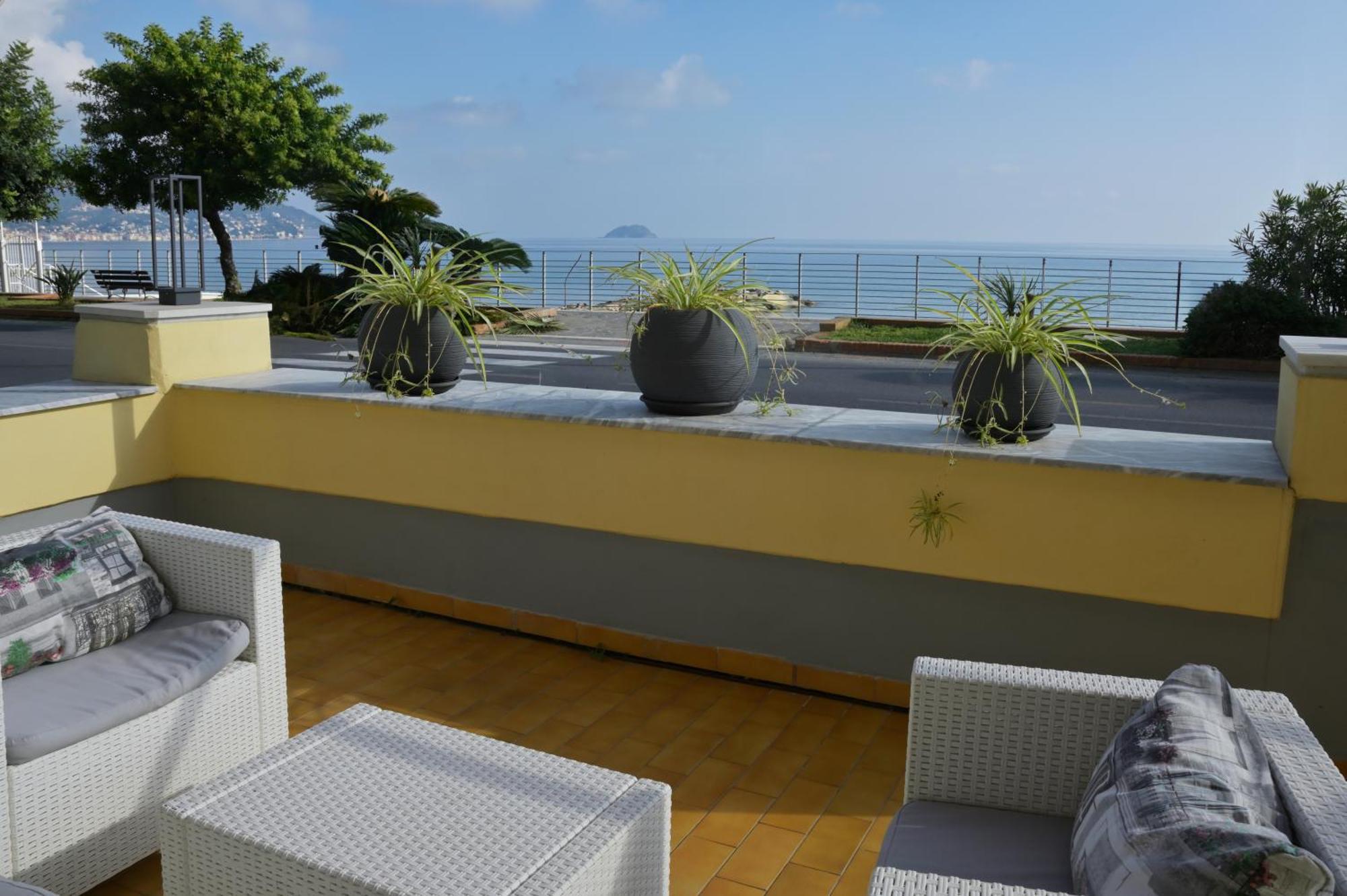 Hotel Delfino Laigueglia Bagian luar foto