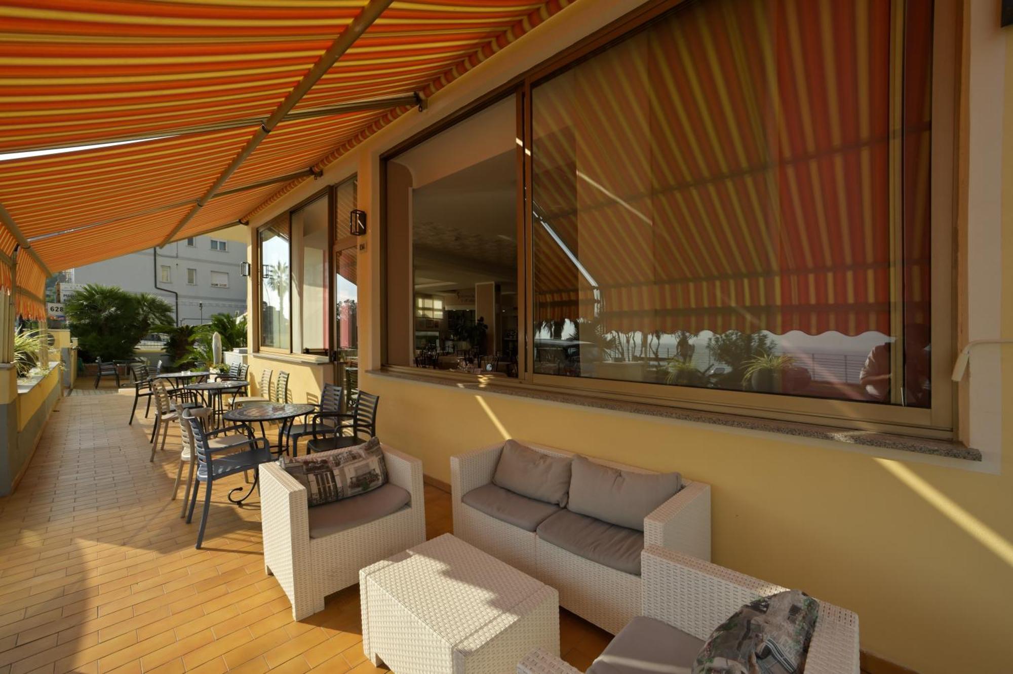 Hotel Delfino Laigueglia Bagian luar foto