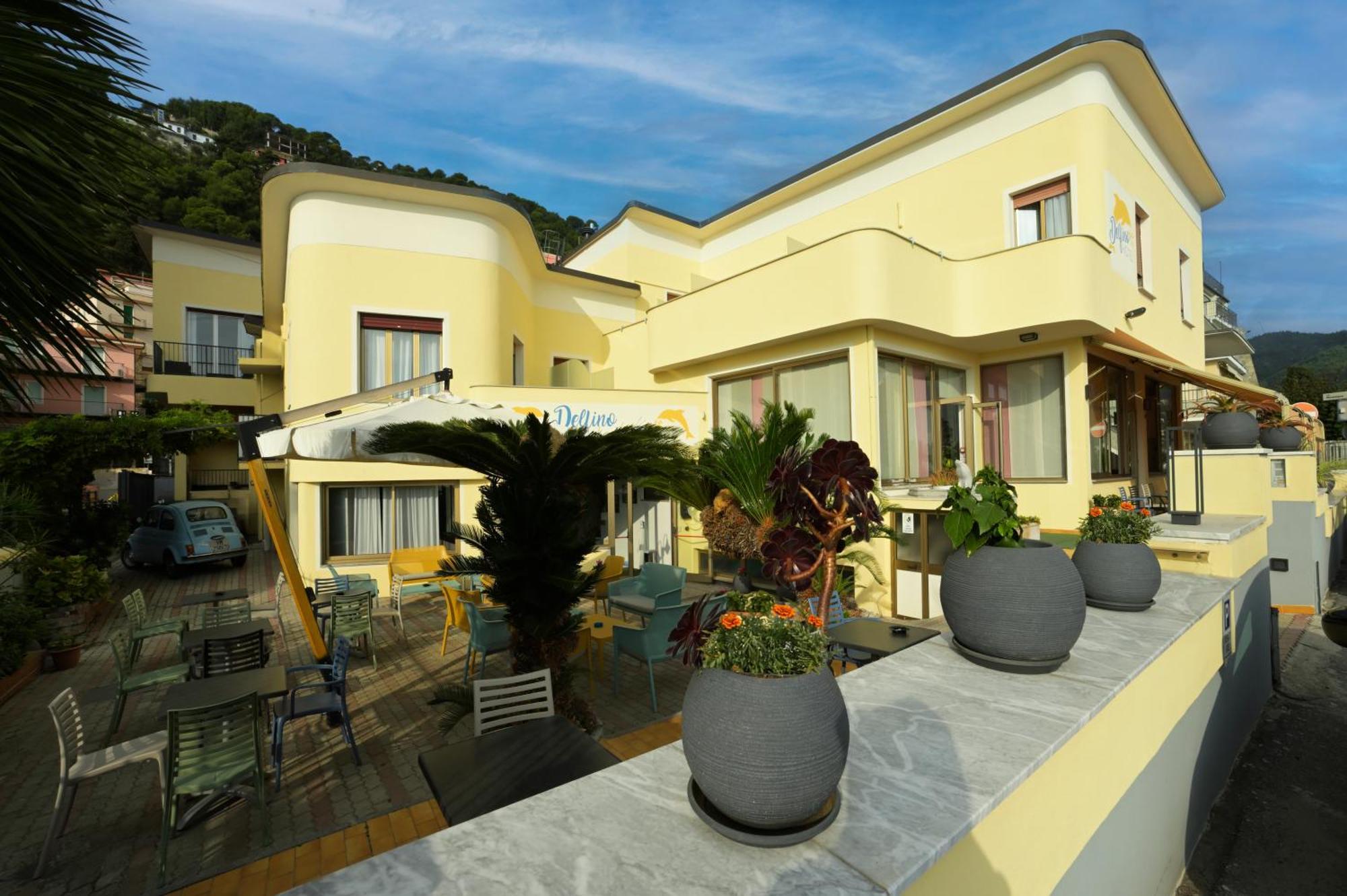 Hotel Delfino Laigueglia Bagian luar foto