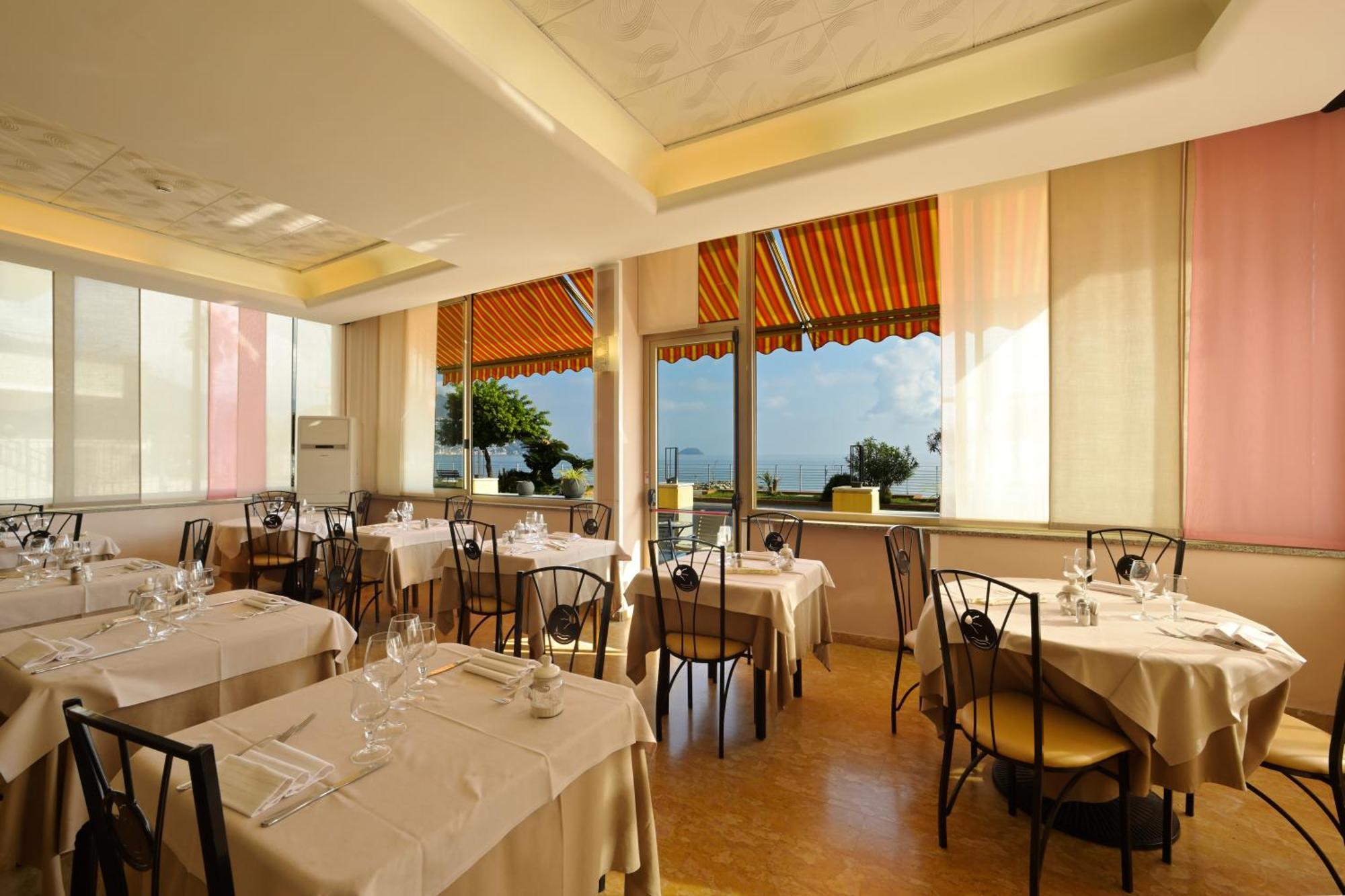 Hotel Delfino Laigueglia Bagian luar foto