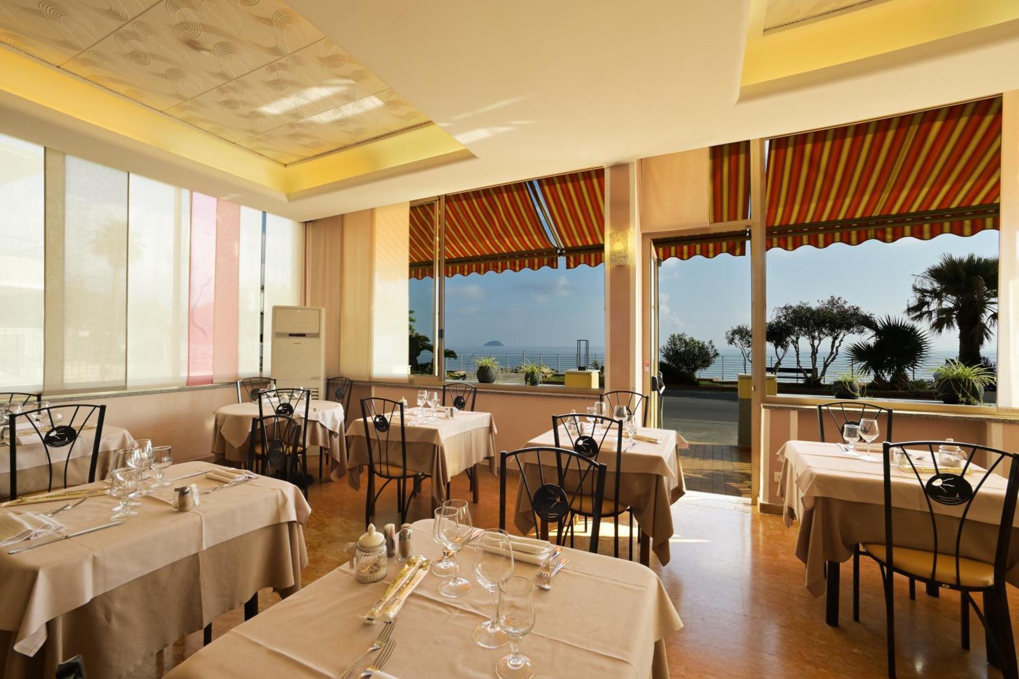 Hotel Delfino Laigueglia Bagian luar foto