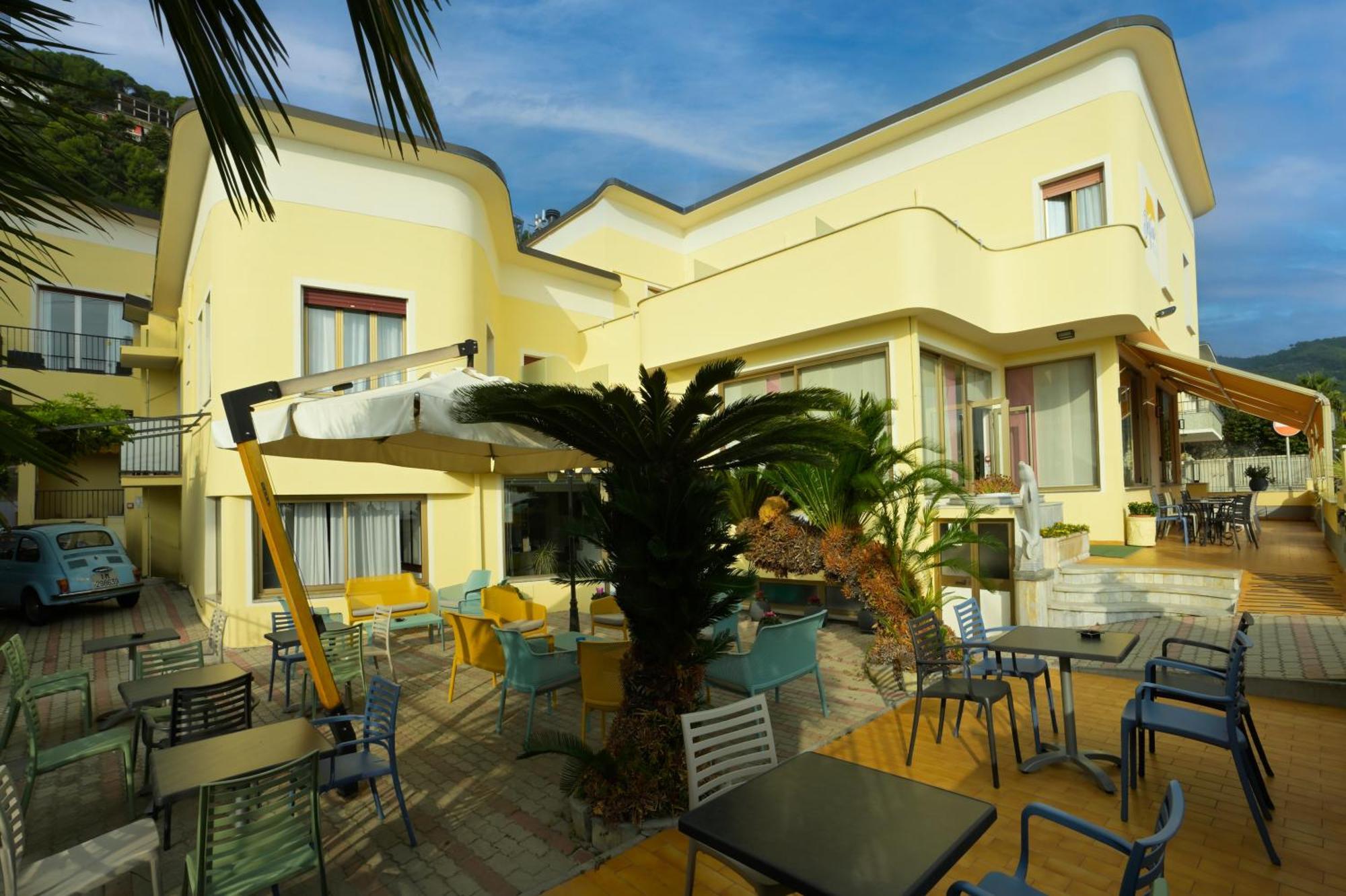 Hotel Delfino Laigueglia Bagian luar foto