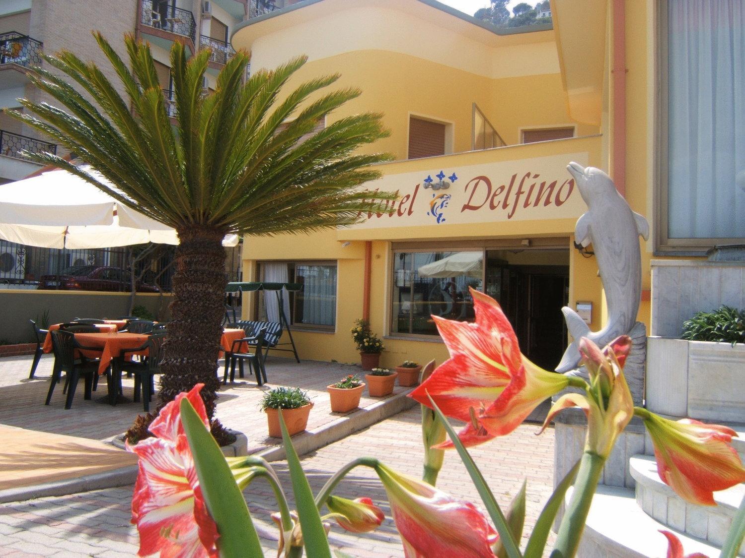 Hotel Delfino Laigueglia Bagian luar foto