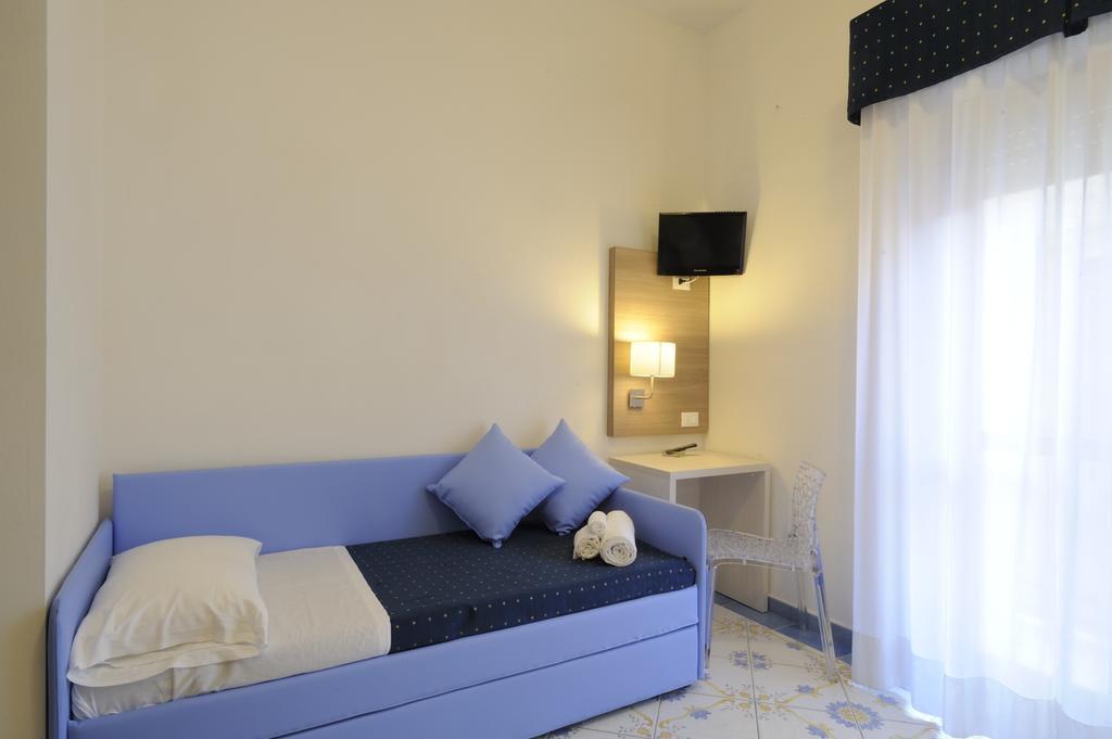 Hotel Delfino Laigueglia Bagian luar foto