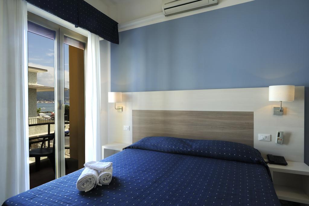 Hotel Delfino Laigueglia Bagian luar foto