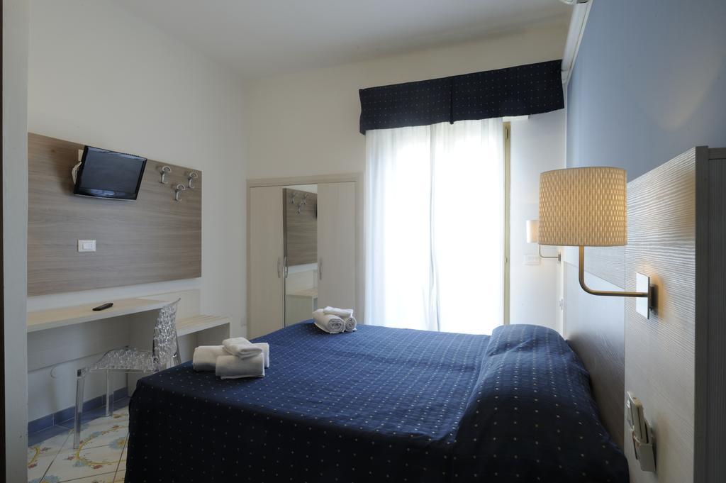 Hotel Delfino Laigueglia Bagian luar foto
