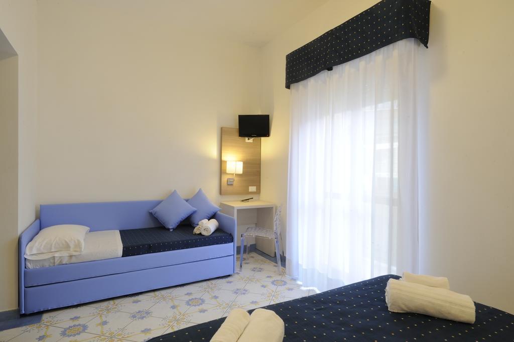 Hotel Delfino Laigueglia Bagian luar foto