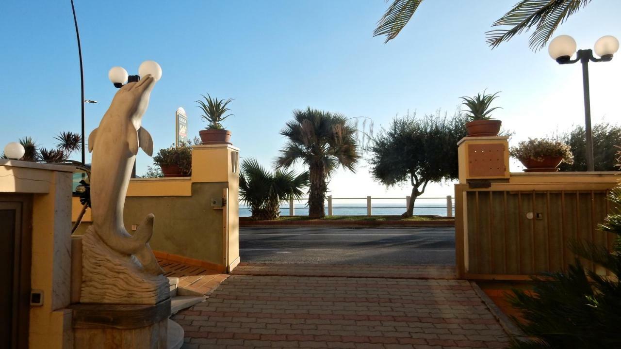 Hotel Delfino Laigueglia Bagian luar foto