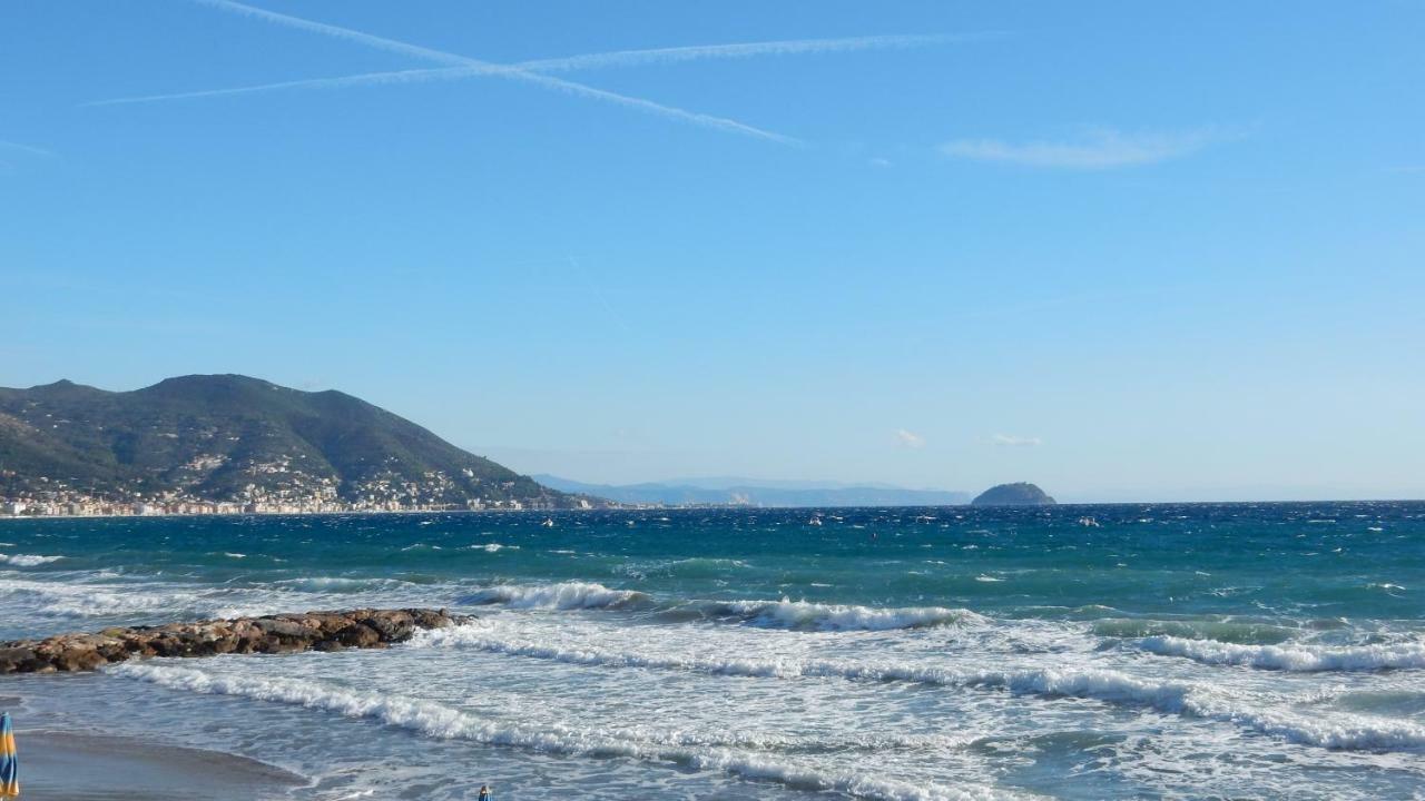 Hotel Delfino Laigueglia Bagian luar foto