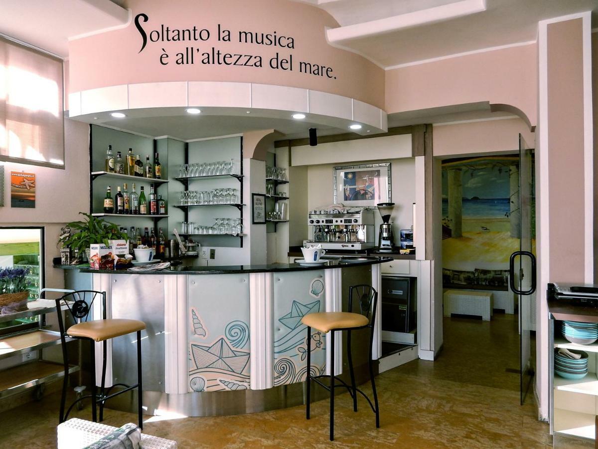 Hotel Delfino Laigueglia Bagian luar foto